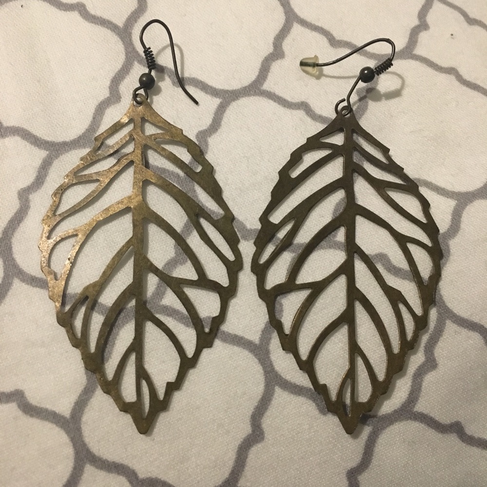 Hanging leaf earrings